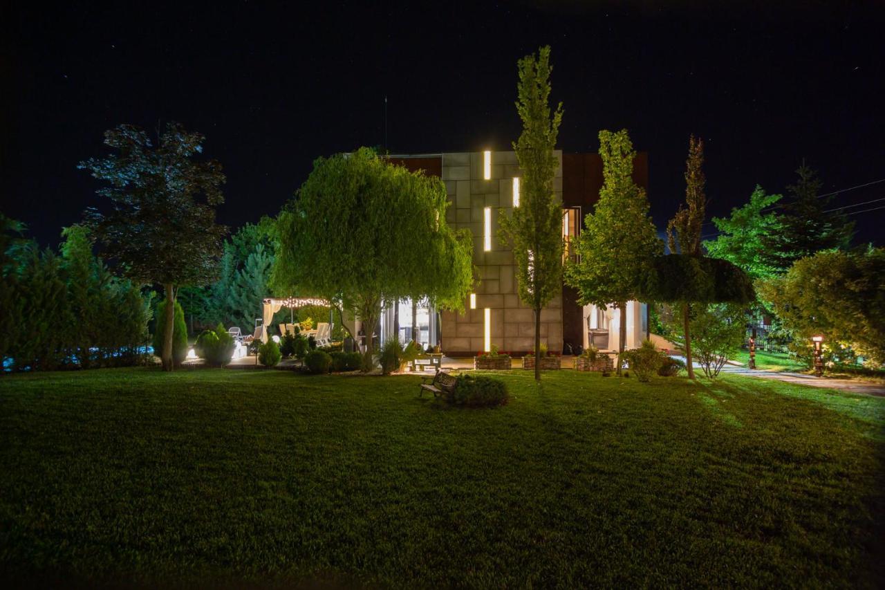 Kubiq Residence Giarmata Exteriör bild